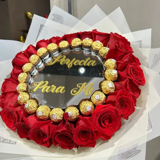 Ramo de rosas y bombones rocher con espejo